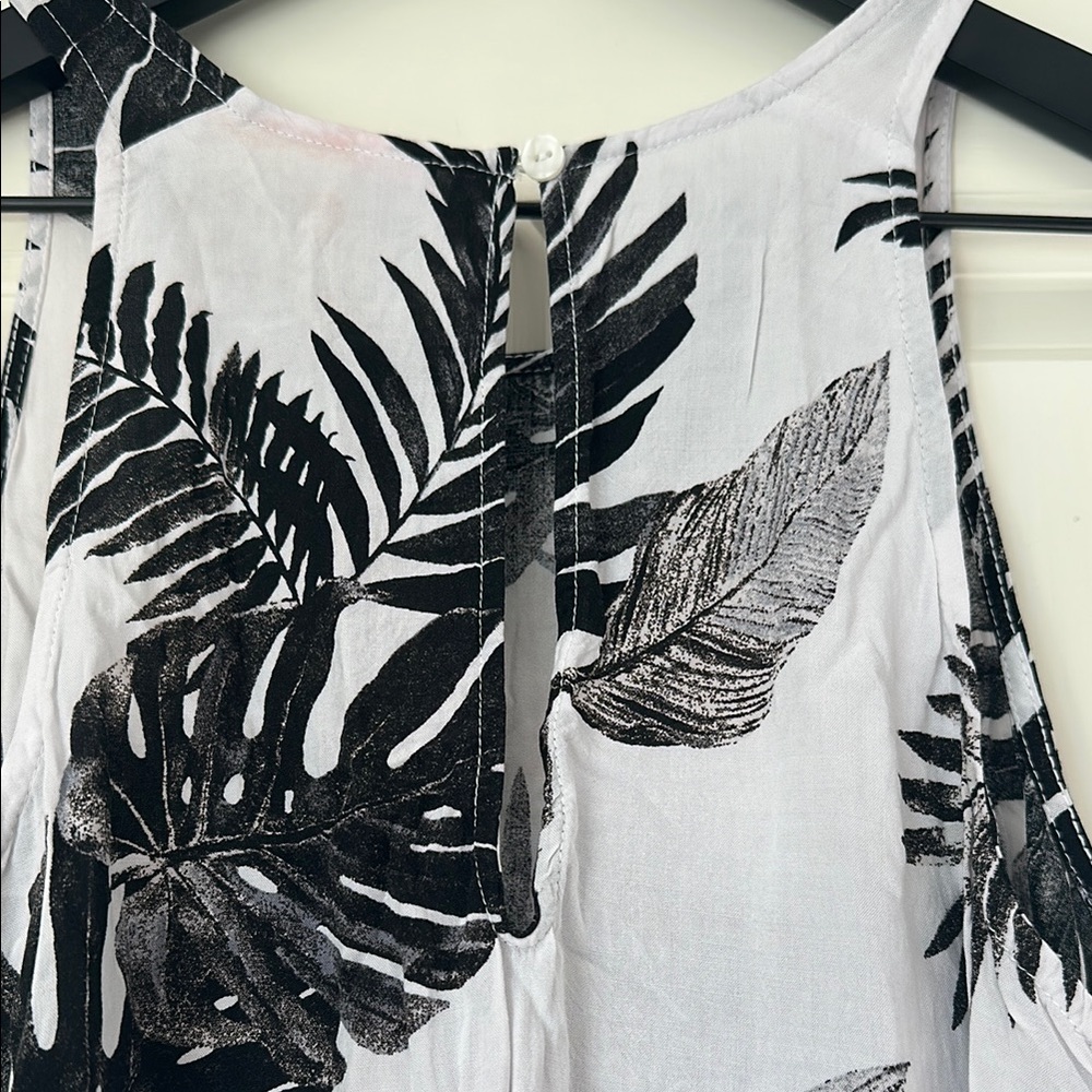 Old Navy Monochrome Leaf Print Top - Picture 4 of 4